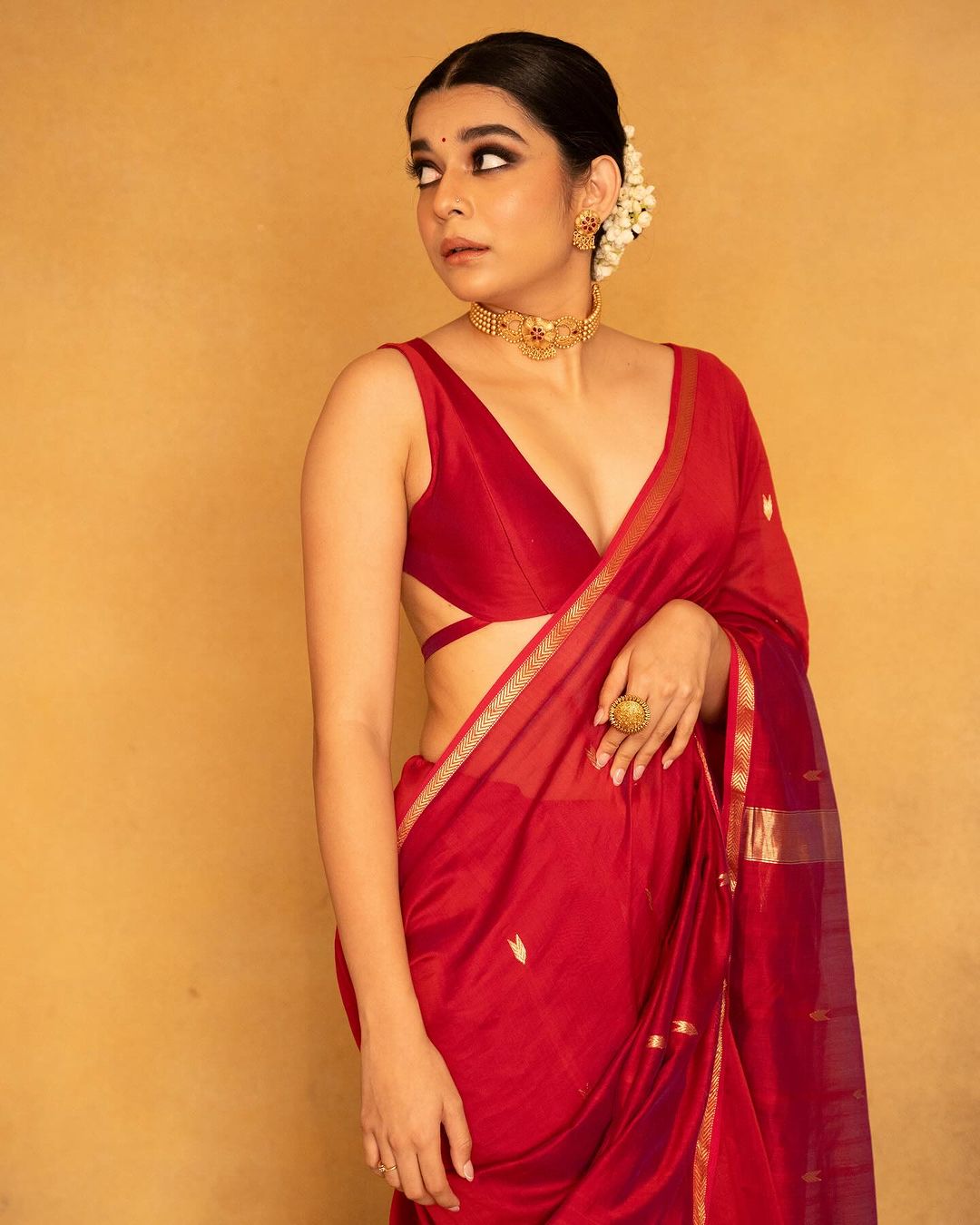 Magnetic Red Cotton Silk Saree With Scintillating Blouse Piece