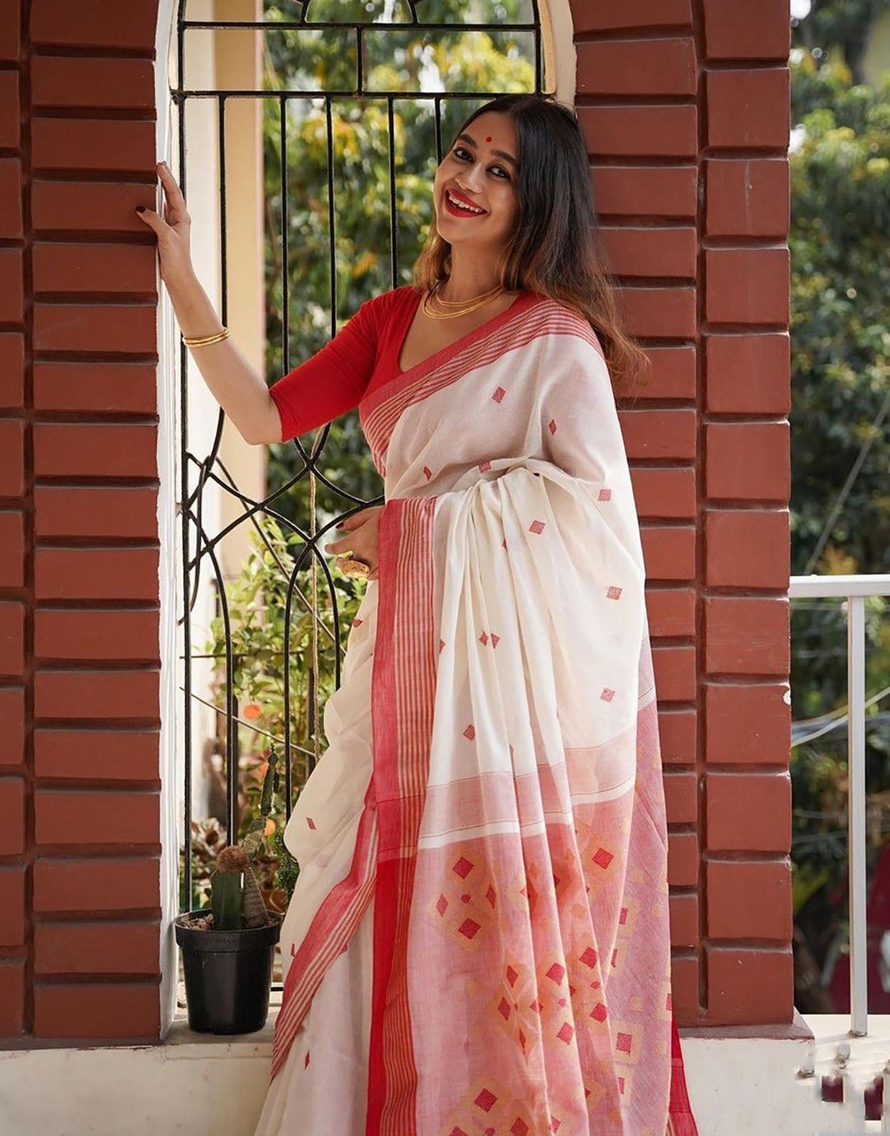 Exquisite Off White Cotton Silk Saree With Fragrant Blouse Piece