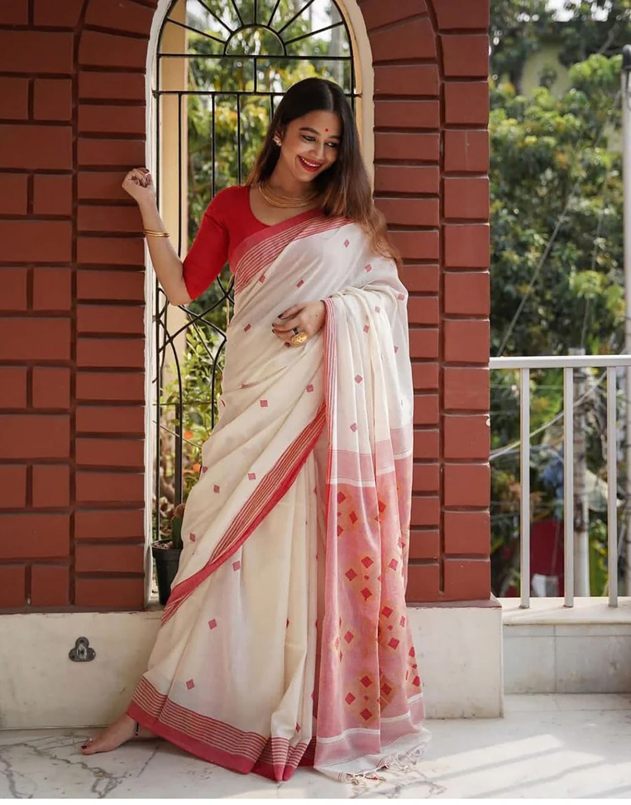 Exquisite Off White Cotton Silk Saree With Fragrant Blouse Piece