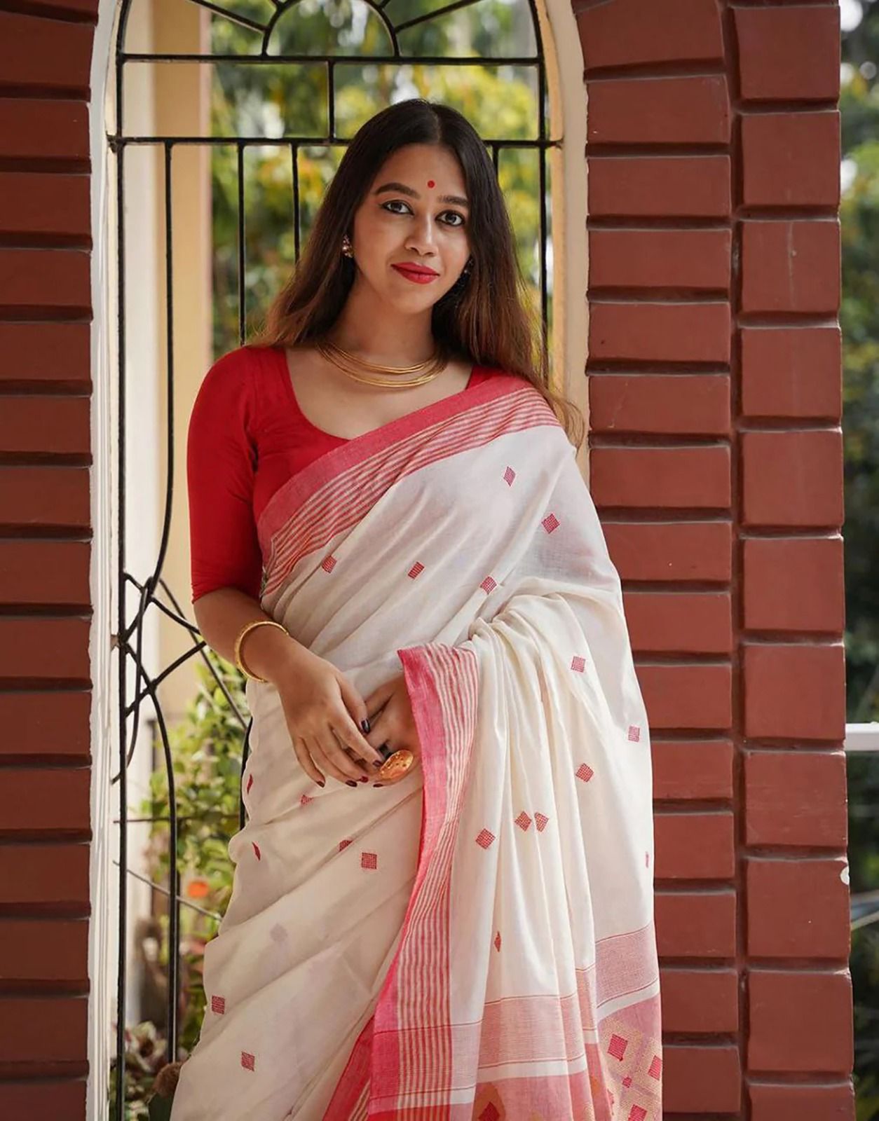 Exquisite Off White Cotton Silk Saree With Fragrant Blouse Piece