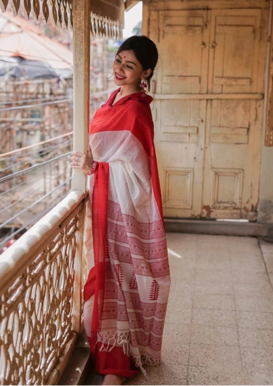 Ornate Off White Cotton Silk Saree With Sumptuous Blouse Piece