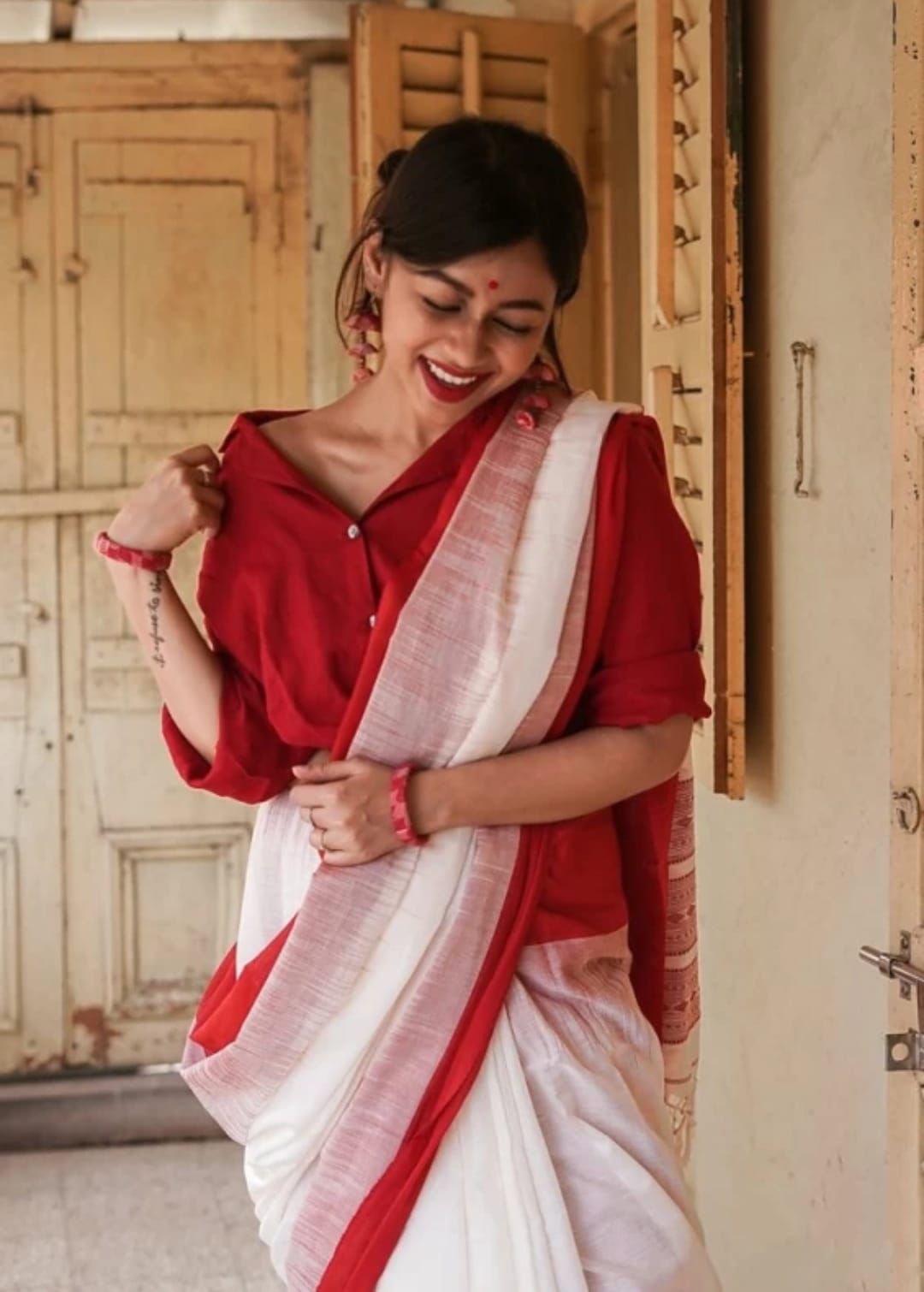 Ornate Off White Cotton Silk Saree With Sumptuous Blouse Piece