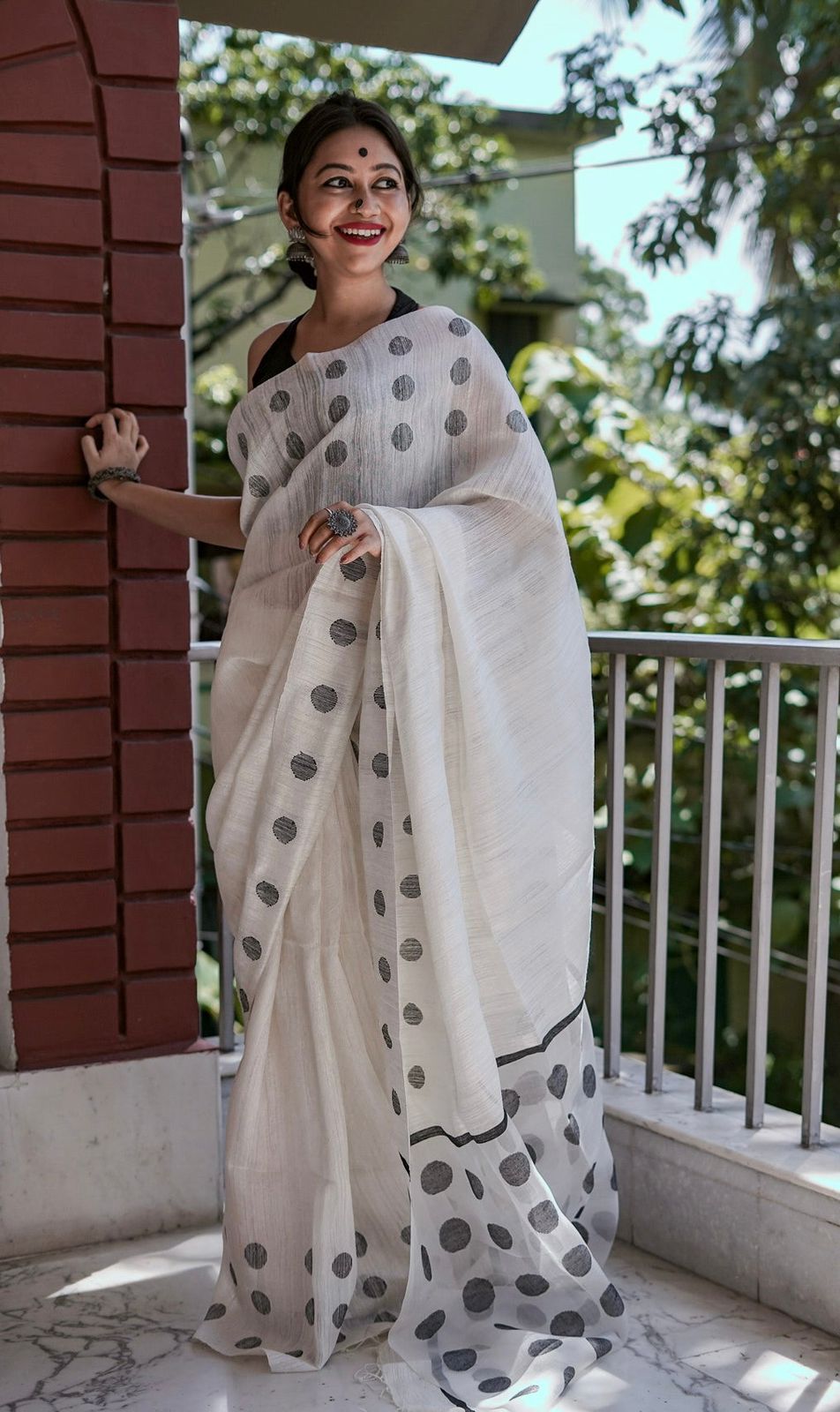 Gratifying Off White Cotton Silk Saree With Most Flattering Blouse Piece