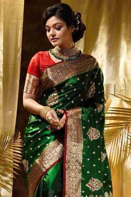 Trendy Dark Green Soft Silk Saree With Charismatic Blouse Piece