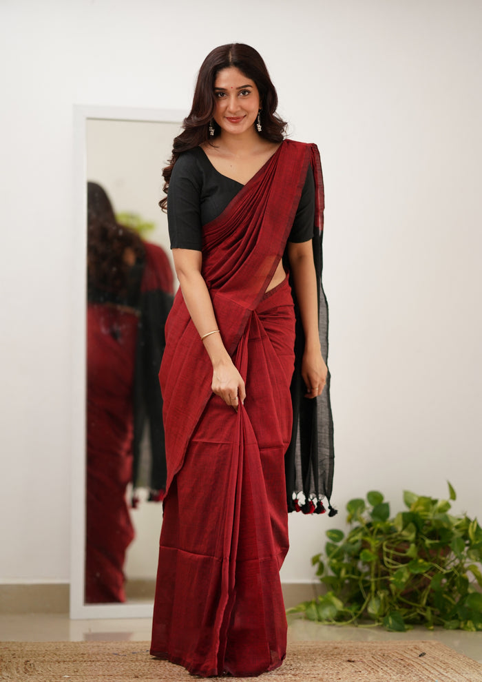 Piquant Red Cotton Silk Saree With Tantalizing Blouse Piece