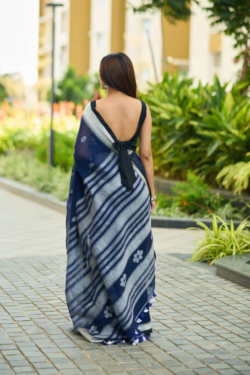 Elaborate Navy Blue Cotton Silk Saree With Ravishing Blouse Piece