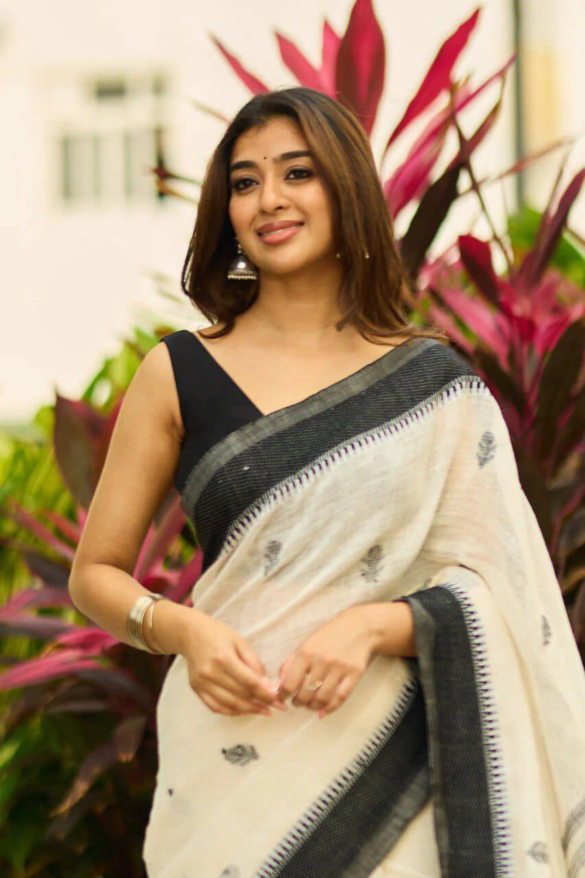 Gorgeous Off White Cotton Silk Saree With Stunning Blouse Piece
