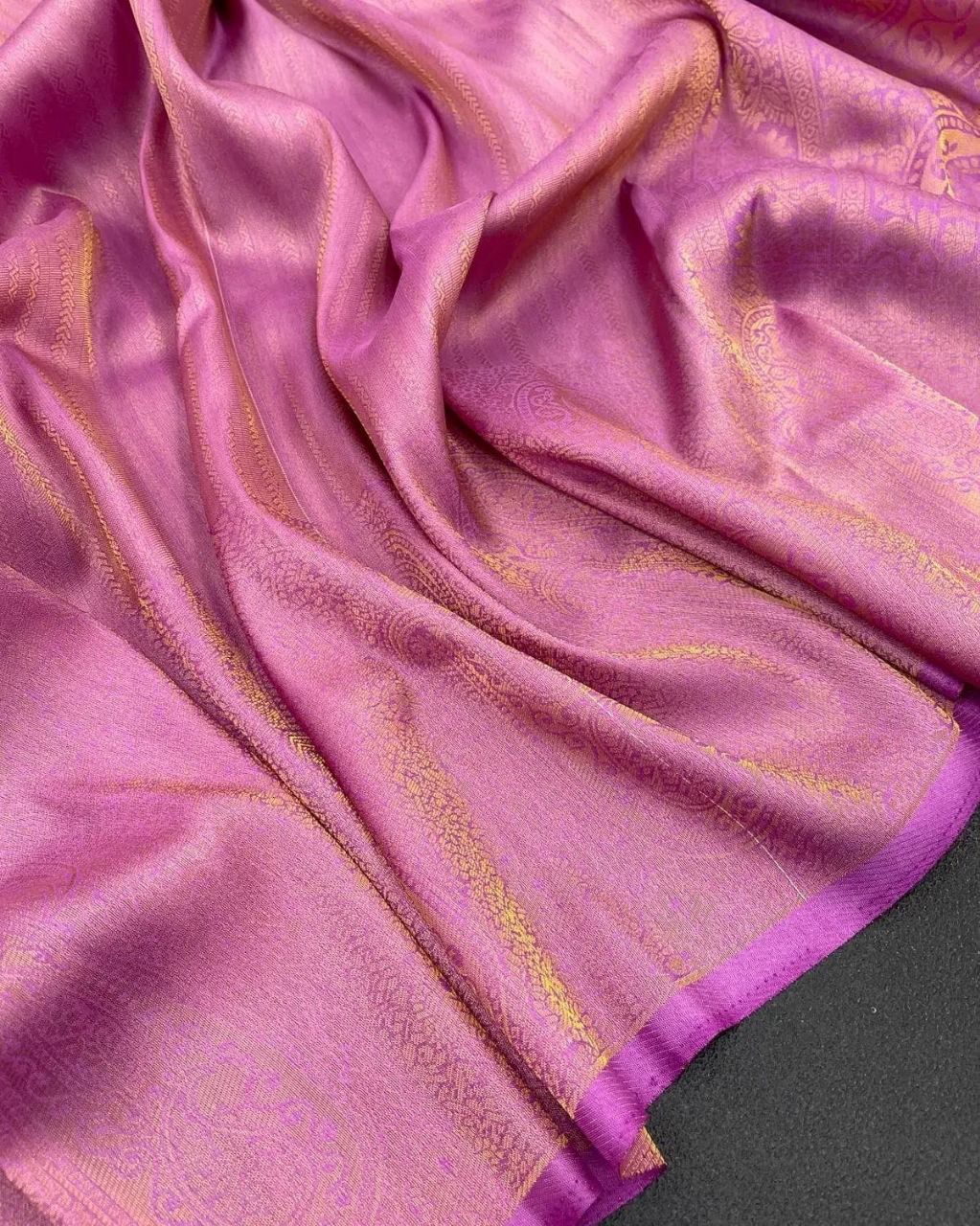 Prominent Pink Kanjivaram Silk Saree With Majestic Blouse Piece