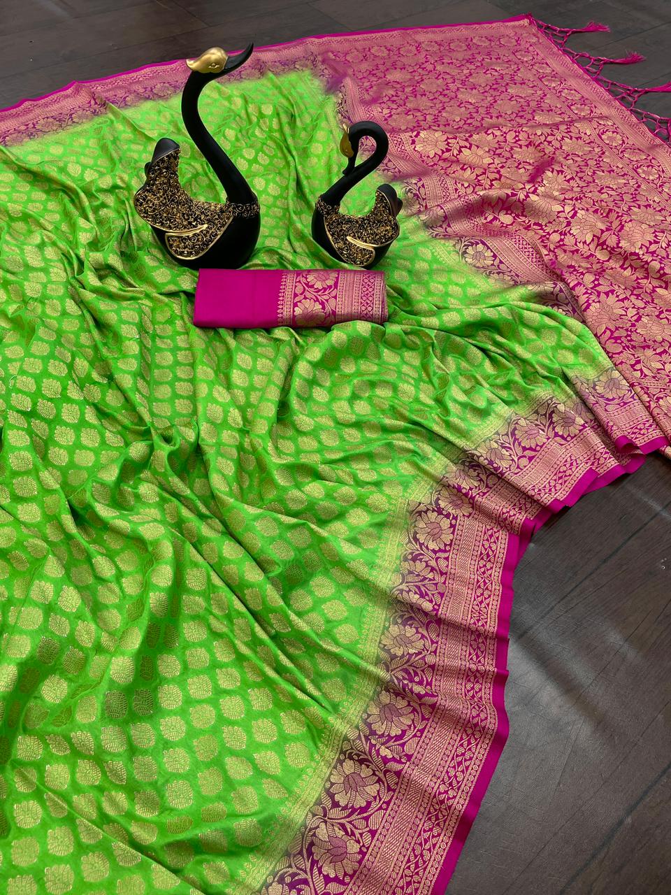 Rhapsodic Perrot Soft Banarasi Silk Saree With Chatoyant Blouse Piece