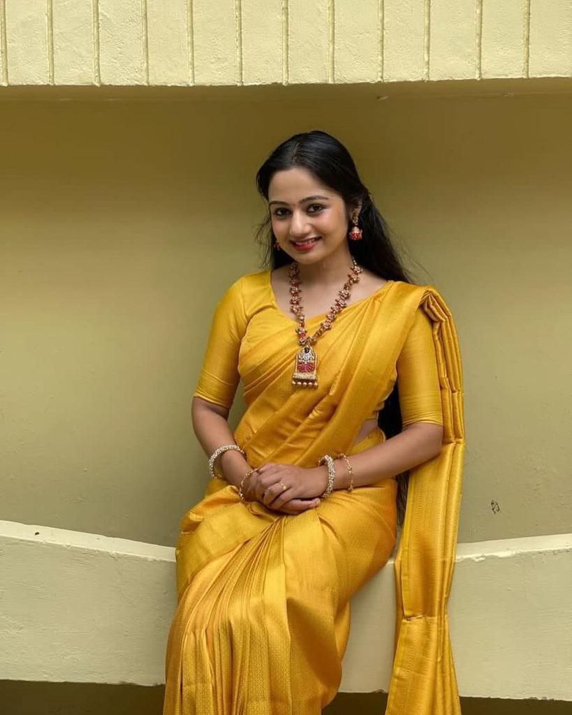 Staring Yellow Kanjivaram Silk Saree With Snazzy Blouse Piece