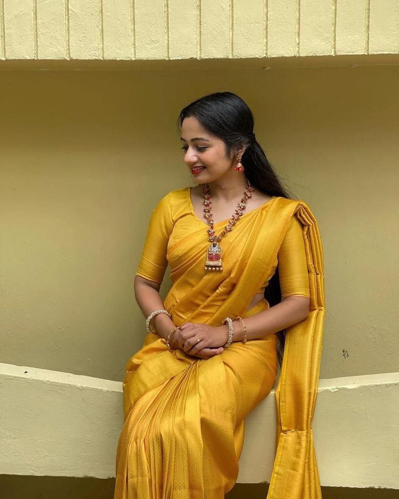 Staring Yellow Kanjivaram Silk Saree With Snazzy Blouse Piece