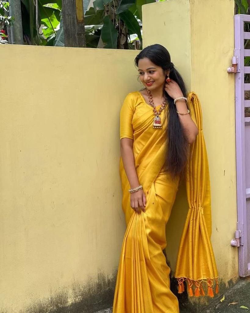 Staring Yellow Kanjivaram Silk Saree With Snazzy Blouse Piece