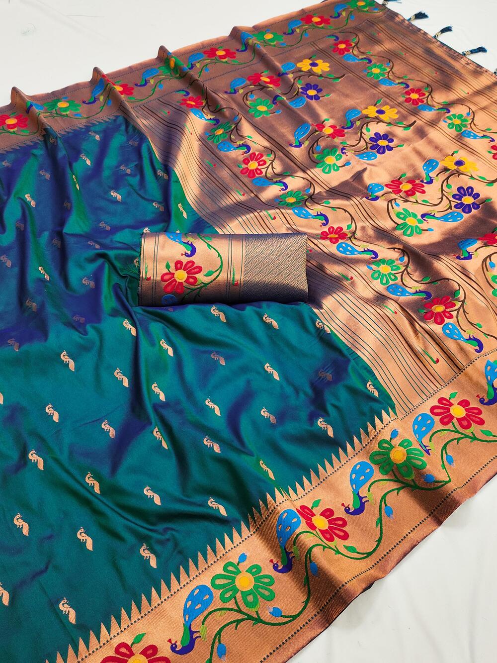Luminous Rama Paithani Silk Saree With Verdant Blouse Piece