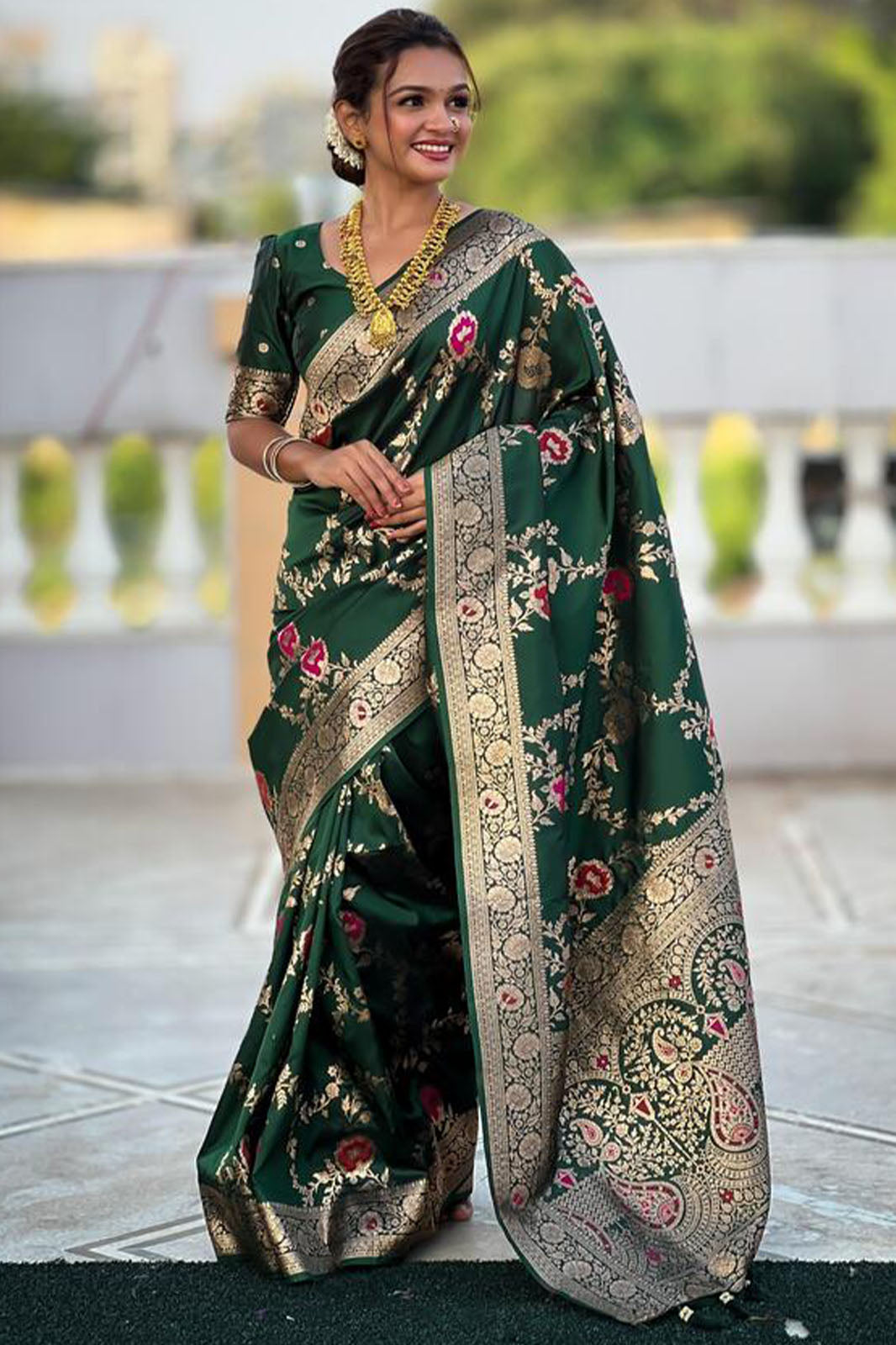 Scrupulous Dark Green Soft Banarasi Silk Saree With Opulent Blouse Piece
