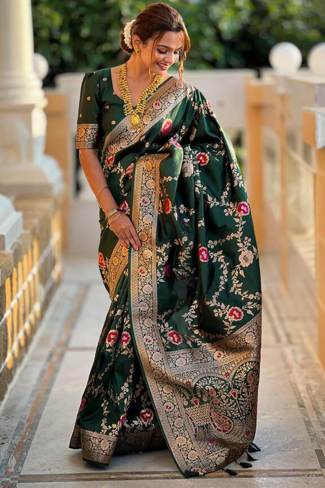 Scrupulous Dark Green Soft Banarasi Silk Saree With Opulent Blouse Piece