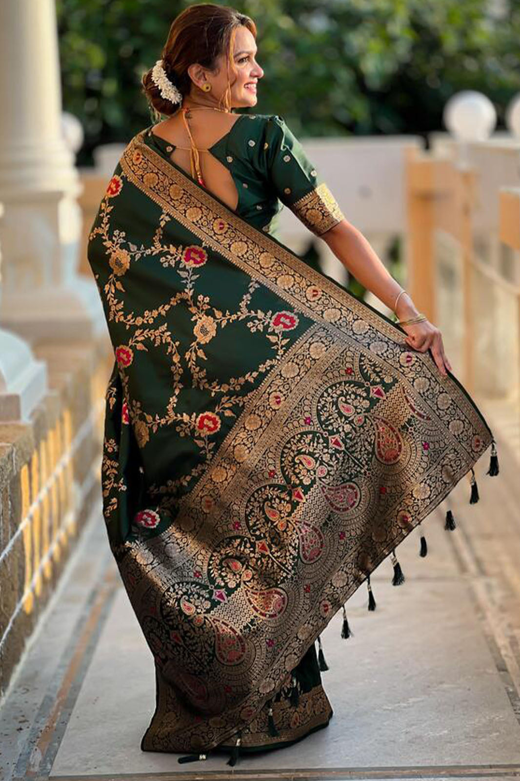 Scrupulous Dark Green Soft Banarasi Silk Saree With Opulent Blouse Piece