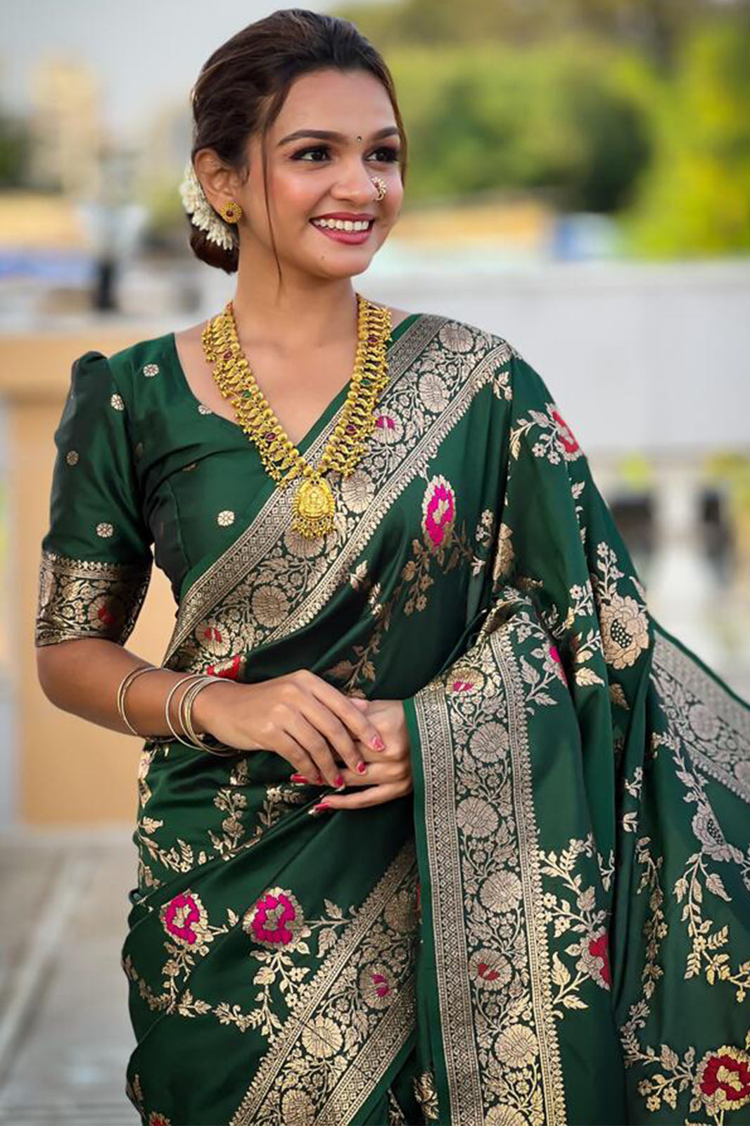 Scrupulous Dark Green Soft Banarasi Silk Saree With Opulent Blouse Piece