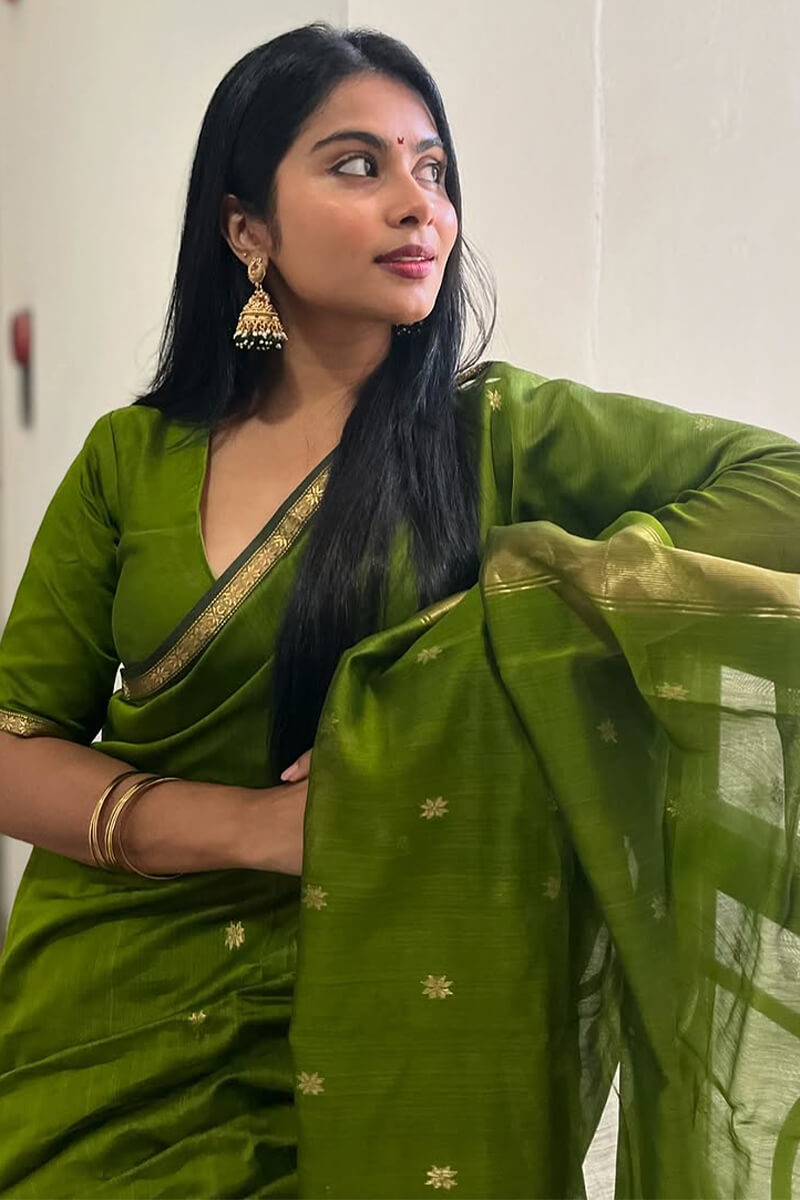 Enticing Green Cotton Silk Saree With Captivating Blouse Piece