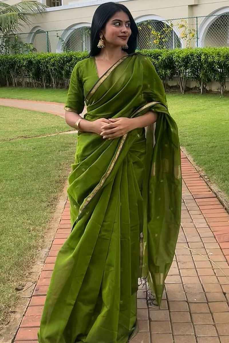 Enticing Green Cotton Silk Saree With Captivating Blouse Piece