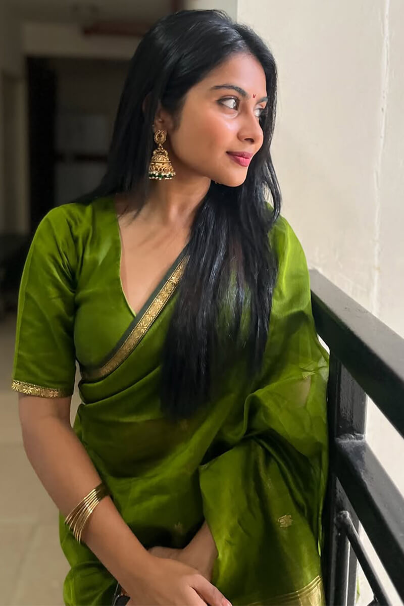 Enticing Green Cotton Silk Saree With Captivating Blouse Piece