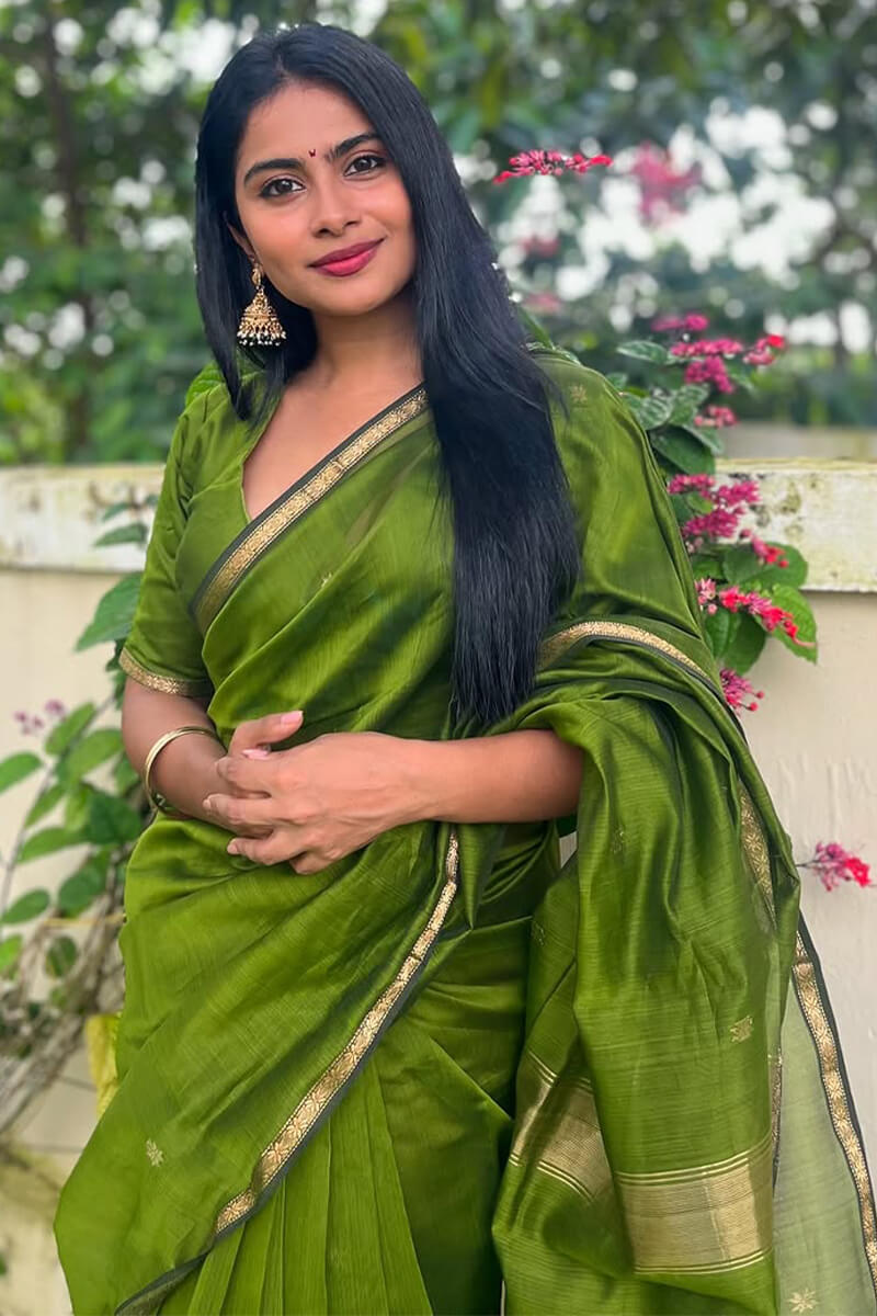 Enticing Green Cotton Silk Saree With Captivating Blouse Piece