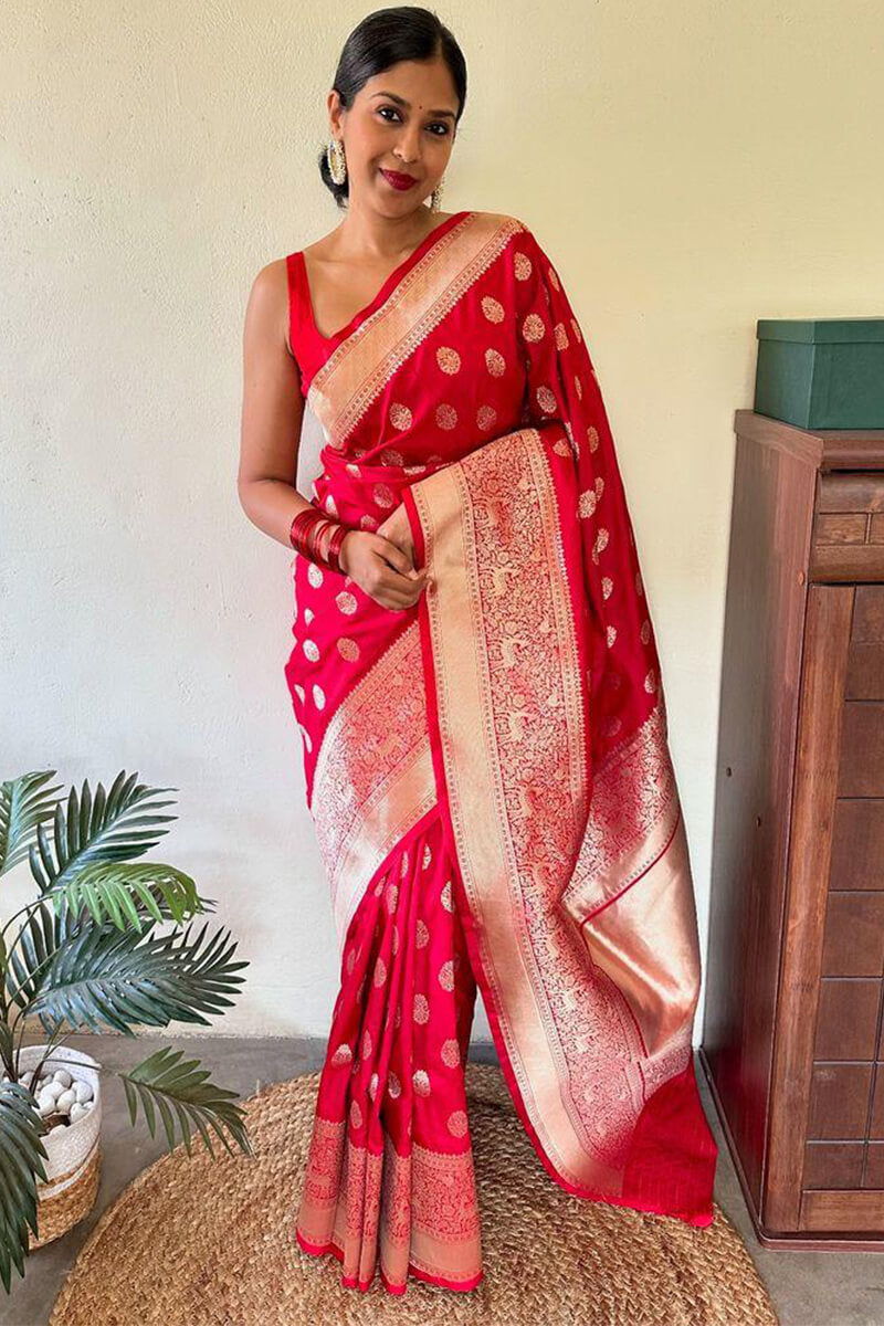 Splendiferous Red Soft Silk Saree With Evanescent Blouse Piece