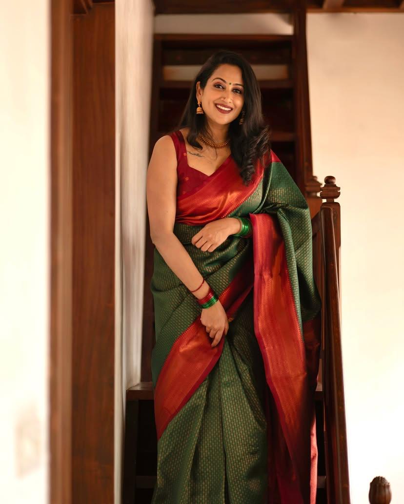 Enticing Dark Green Soft Silk Saree With Prominent Blouse Piece
