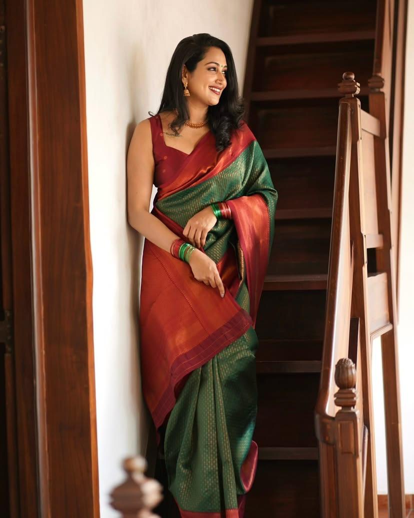 Enticing Dark Green Soft Silk Saree With Prominent Blouse Piece
