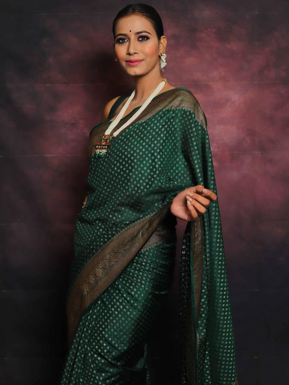 Glorious Dark Green Soft Silk Saree With Glowing Blouse Piece