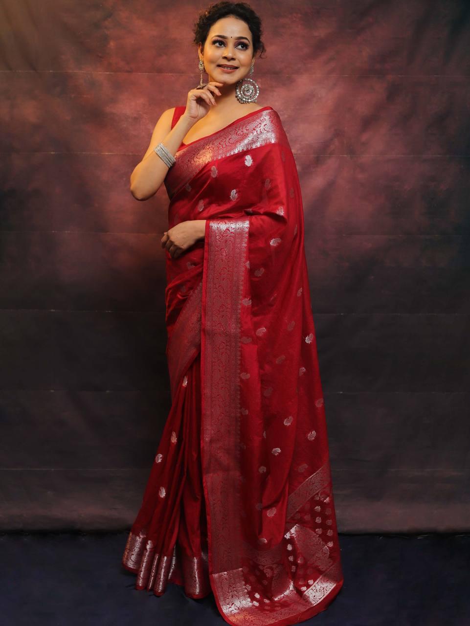 Mesmeric Red Soft Silk Saree With Alluring Blouse Piece