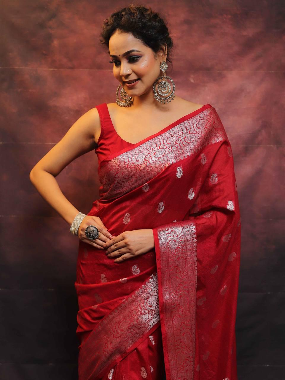 Mesmeric Red Soft Silk Saree With Alluring Blouse Piece