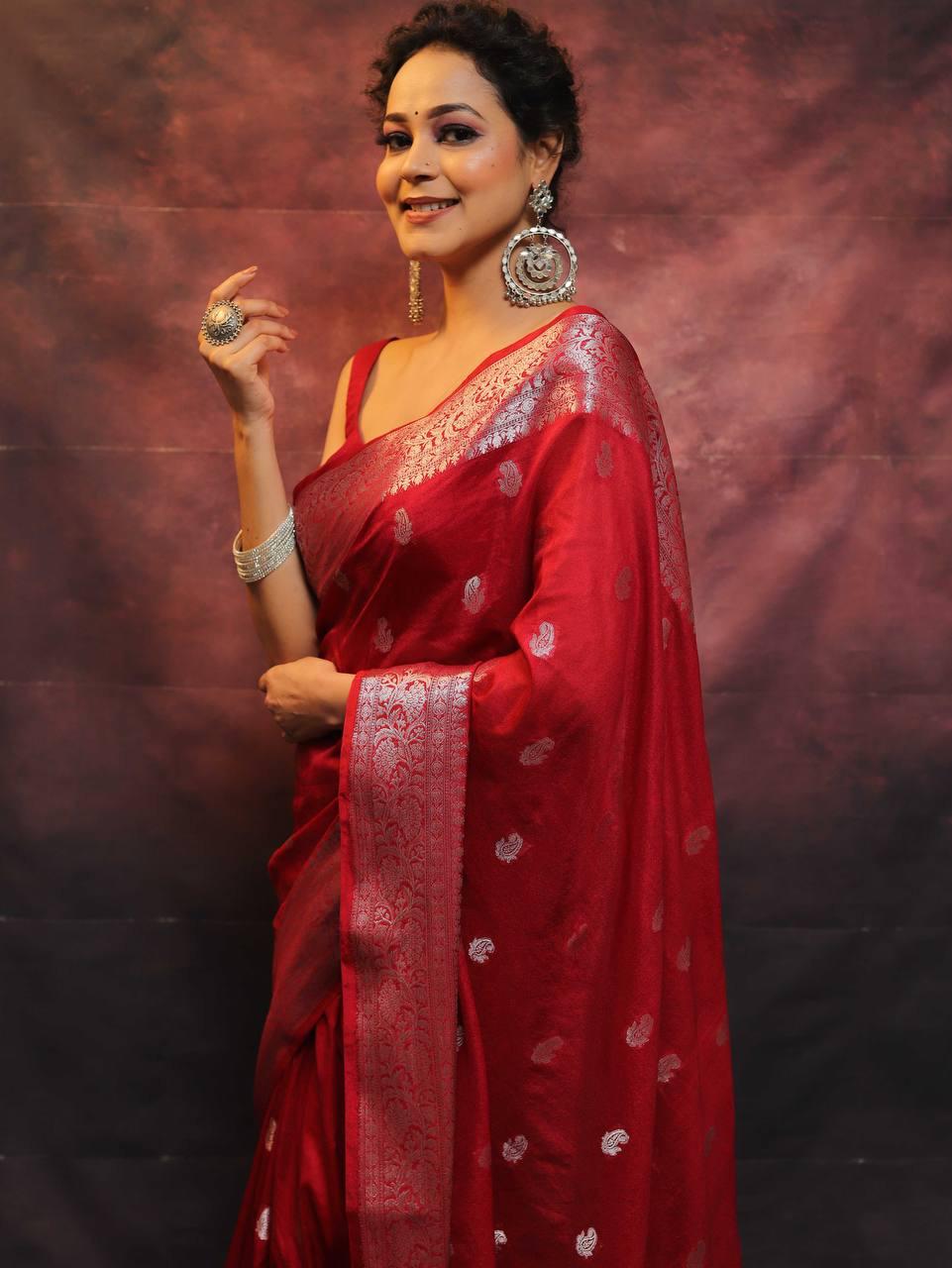 Mesmeric Red Soft Silk Saree With Alluring Blouse Piece