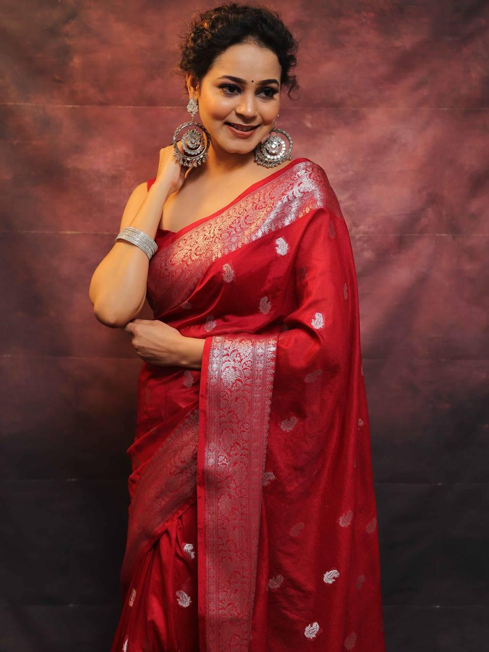 Mesmeric Red Soft Silk Saree With Alluring Blouse Piece
