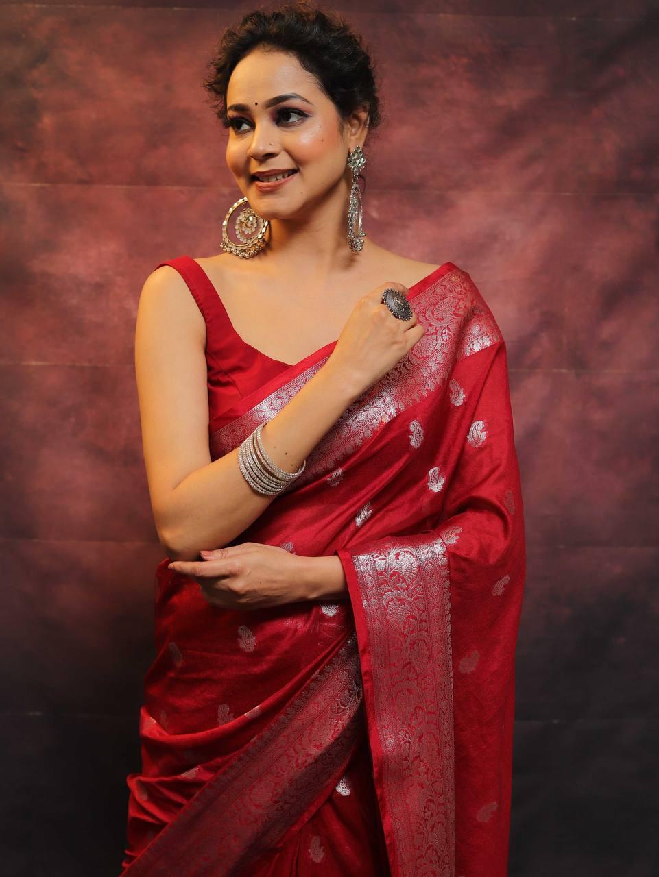 Mesmeric Red Soft Silk Saree With Alluring Blouse Piece