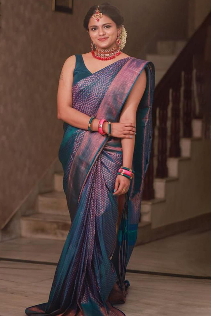 Comely Rama Soft Silk Saree With Beguiling Blouse Piece