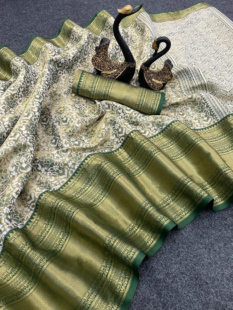 Mellifluous Dark Green Kanjivaram Silk Saree With Gossamer Blouse Piece