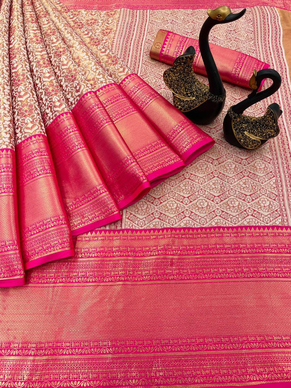 Tantalizing Dark Pink Kanjivaram Silk Saree With Fugacious Blouse Piece