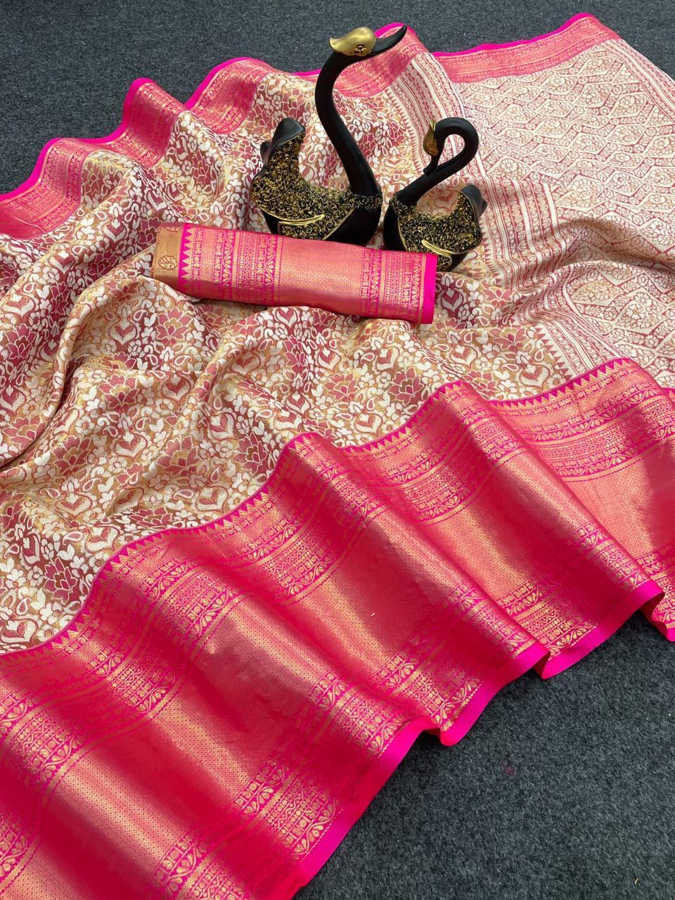 Tantalizing Dark Pink Kanjivaram Silk Saree With Fugacious Blouse Piece