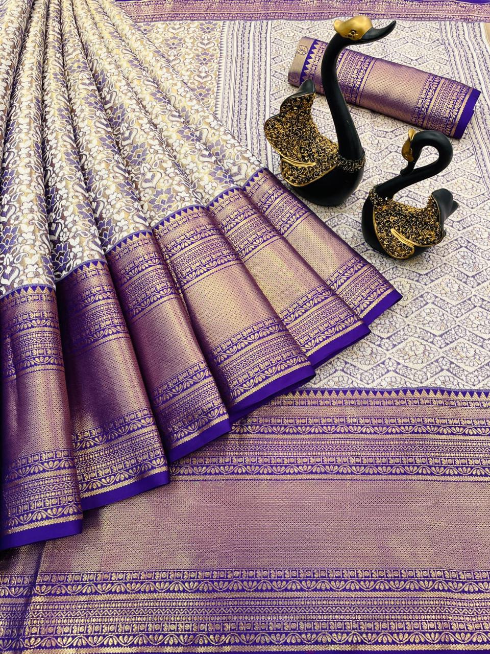 Entrancing Purple Kanjivaram Silk Saree With Enamoring Blouse Piece