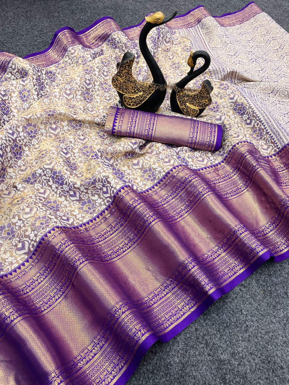 Entrancing Purple Kanjivaram Silk Saree With Enamoring Blouse Piece