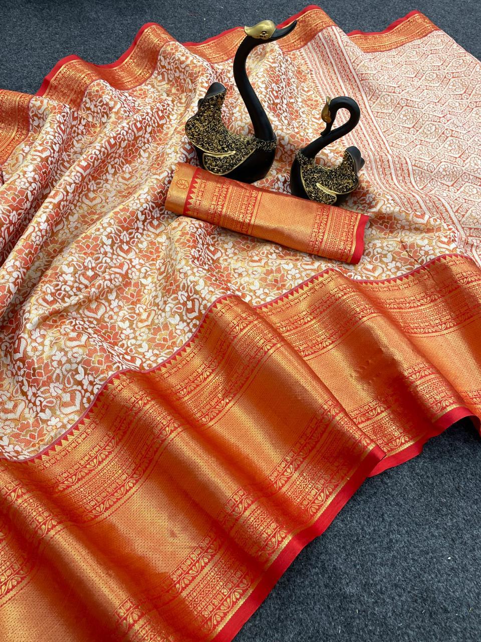 Inspiring Red Kanjivaram Silk Saree With Exemplary Blouse Piece