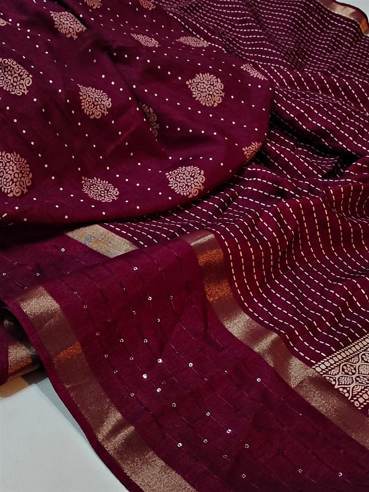 Flamboyant Dark Pink Digital Printed Dola Silk Saree With Scintillating Blouse Piece