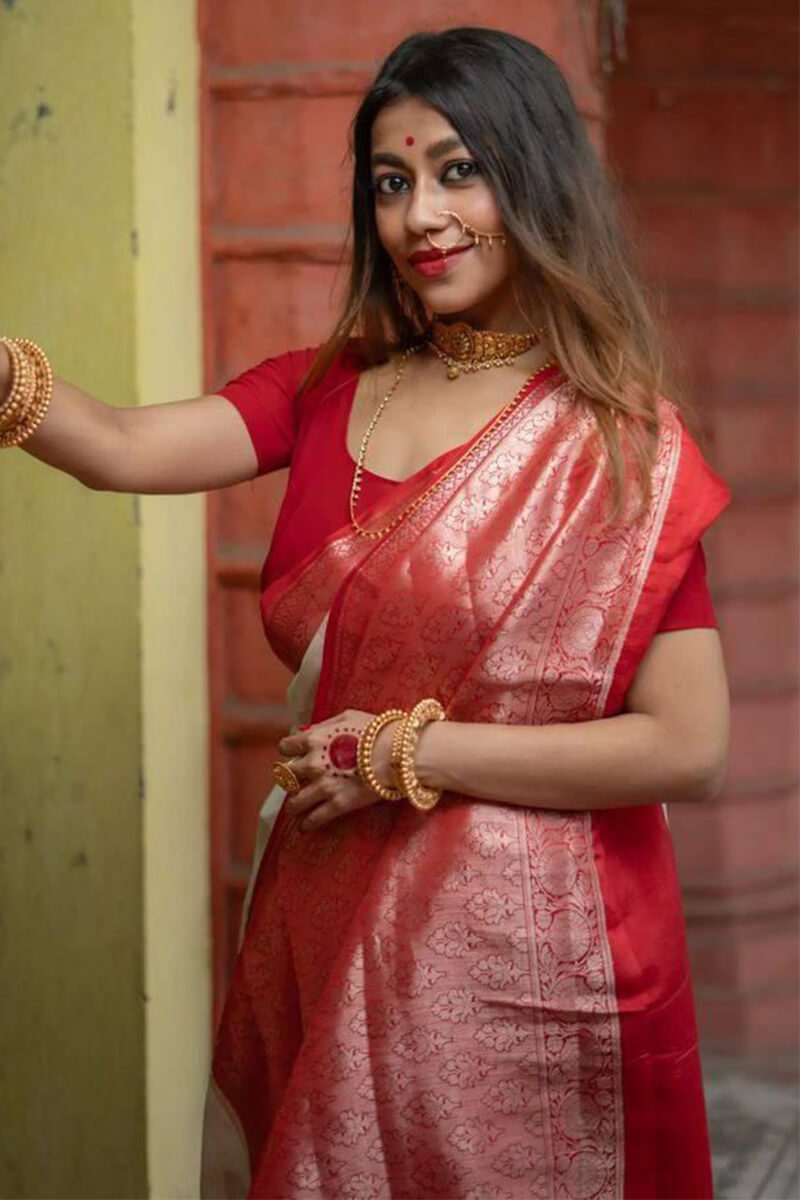 Entrancing Off White Soft Silk Saree With Fugacious Blouse Piece