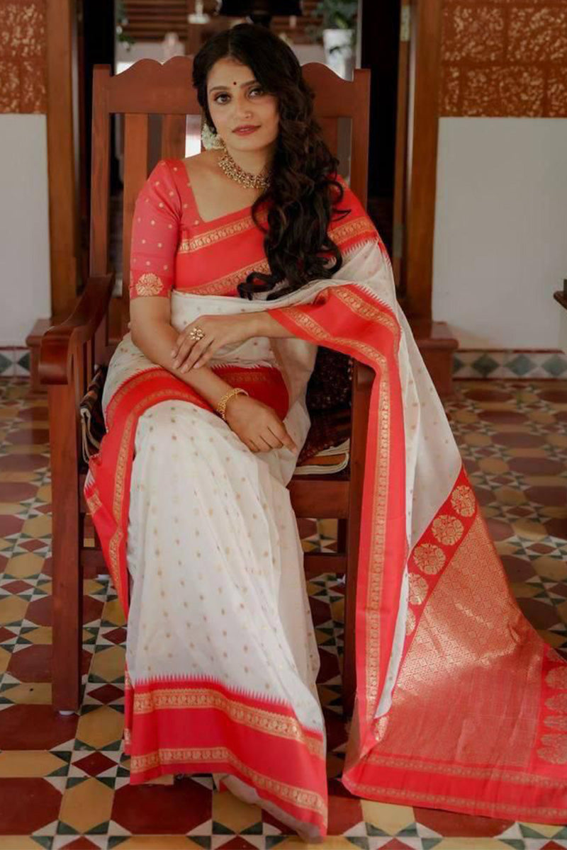 Luxuriant White Soft Silk Saree With Piquant Blouse Piece