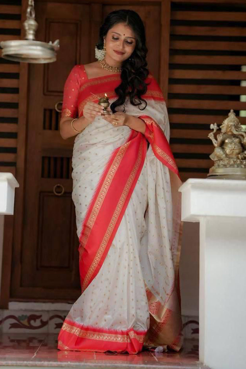 Luxuriant White Soft Silk Saree With Piquant Blouse Piece