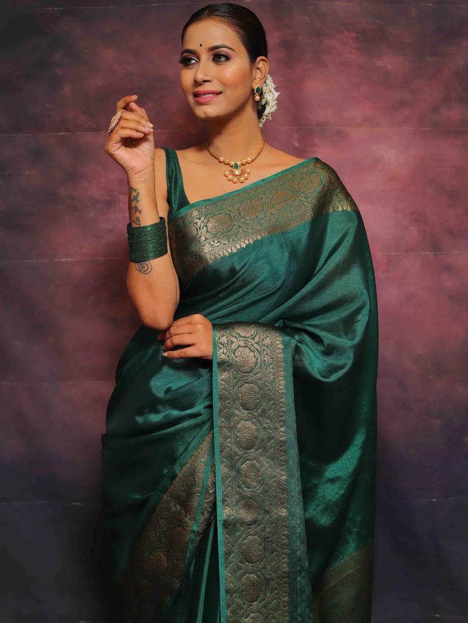 Lagniappe Rama Soft Silk Saree With Confounding Blouse Piece