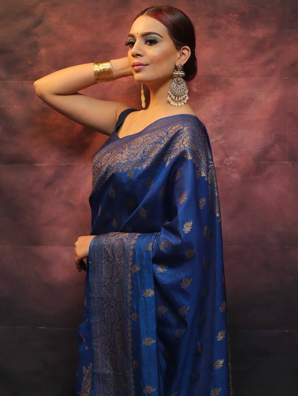 Fugacious Black Soft Silk Saree With Opulent Blouse Piece