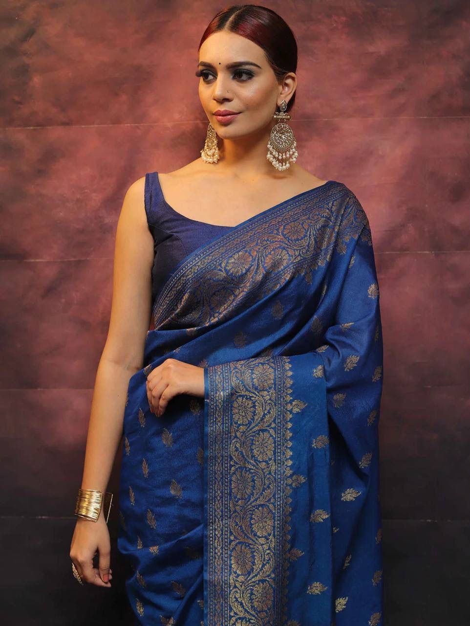 Fugacious Black Soft Silk Saree With Opulent Blouse Piece