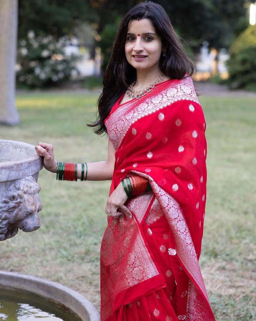 Profuse Red Cotton Silk Saree With Woebegone Blouse Piece