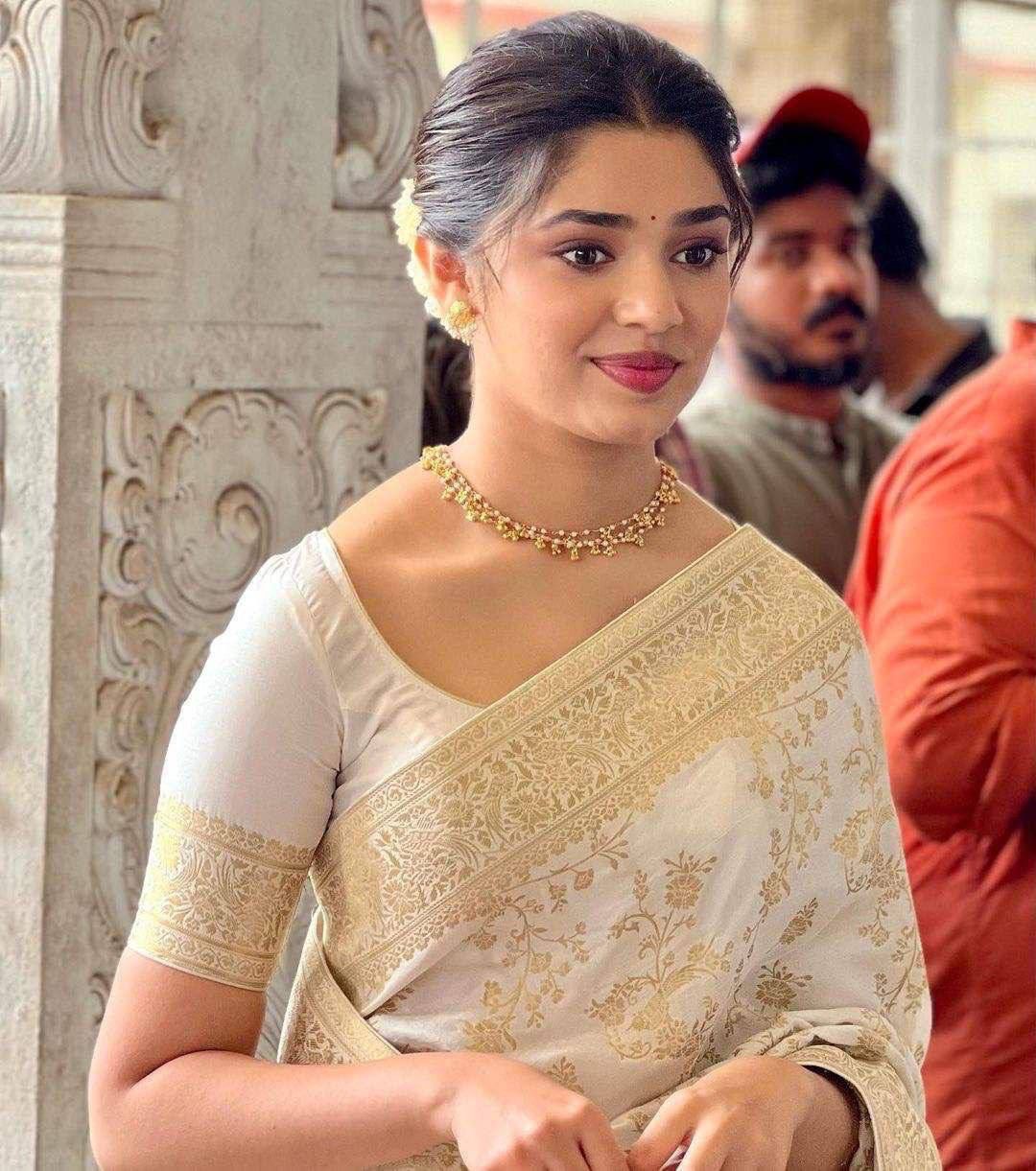 Smashing Beige Soft Silk Saree With Jubilant Blouse Piece
